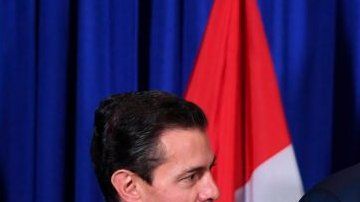 El expresidente mexicano Enrique Peña Nieto (izq.), Trump (centro) y Trudeau .