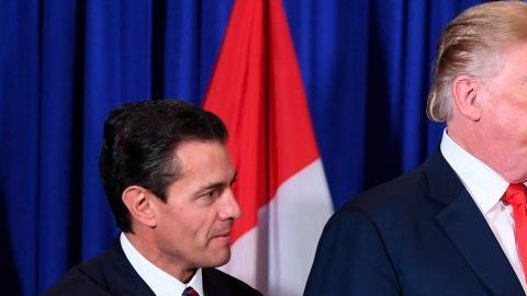 El expresidente mexicano Enrique Peña Nieto (izq.), Trump (centro) y Trudeau .