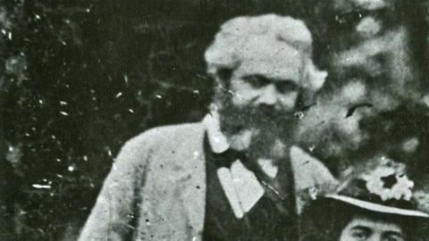 Eleanor, en el medio, junto a sus hermanas Jenny (izquierda) y Laura. Las acompañan su padre, Karl Marx, y su amigo, Federico Engels.
