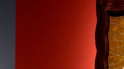 En "Autorretrato con Tehuana", como en muchas otras ocasiones, Frida Kahlo luce un vestido zapoteca.