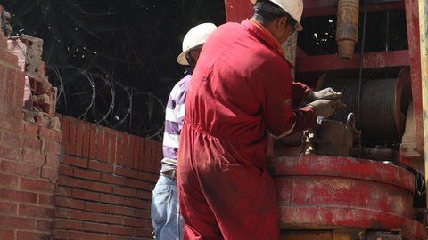Para obtener agua a veces hay que perforar por encima de los cien metros de profundidad.