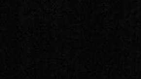 Una niña japonesa se cubre el rostro a finales del siglo XIX.