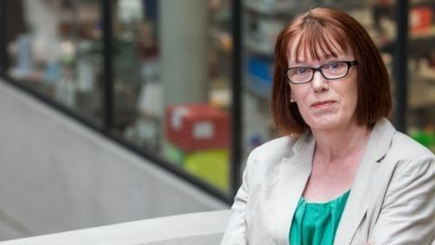 La profesora Gilbert y su equipo esperan tener la vacuna disponible pronto.