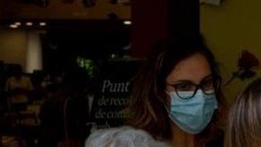 Una pareja celebra un San Jorge aplazado en Barcelona en plena pandemia.