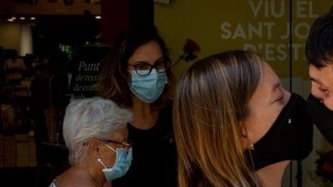 Una pareja celebra un San Jorge aplazado en Barcelona en plena pandemia.