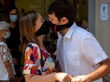 Una pareja celebra un San Jorge aplazado en Barcelona en plena pandemia.