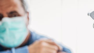 Los funcionarios de salud instan a los habitantes de la ciudad a vacunarse contra el coronavirus y la influenza.