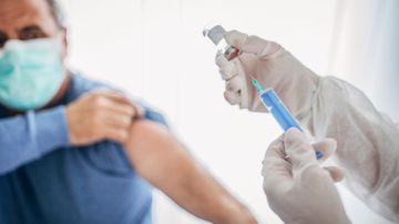 Los funcionarios de salud instan a los habitantes de la ciudad a vacunarse contra el coronavirus y la influenza.