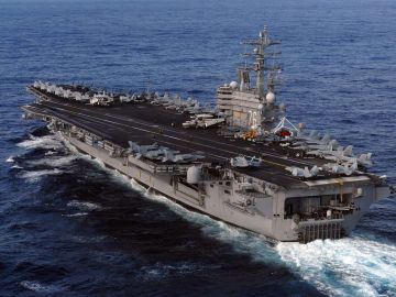 Portaviones de la Marina estadounidense USS Ronald Reagan en el Océano Pacífico.
