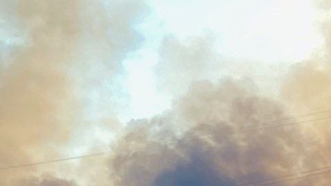 Tres vagones cisterna cayeron del puente, según la compañía.