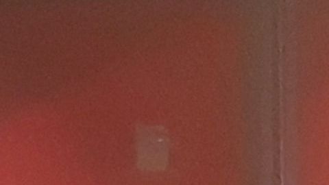 Indigente durmiendo en un cajero automático de Midtown, NYC