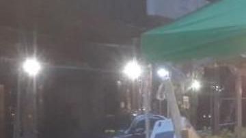 Basura y mesas de restaurantes comparten las calles