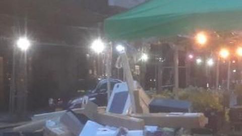 Basura y mesas de restaurantes comparten las calles