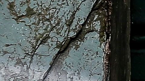 Un hombre en Quito camina frente a un letrero que pide permanecer en casa.