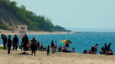 En Long Island, NY, también se reabrieron las playas y algunas lucieron con poca distancia entre las personas. / FOTO: EFE