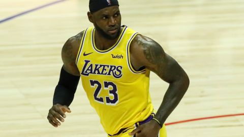 LeBron James lidera el Top 10 de jugadores de la NBA con más ingresos anuales.