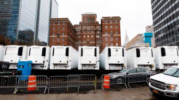 Camiones de refrigeración alineados cerca de las oficinas del médico forense en Nueva York para servir como morgue.