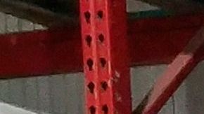 USA1703. NUEVA YORK (NY, EEUU), 19/05/2020.- El cónsul general de México en Nueva York, Jorge Islas (c), ayuda a un grupo de voluntarios a preparar las bolsas y canastas con alimentos este martes desde la empresa mexicana Lucero Produce, ubicada en un sector comercial en el sur de El Bronx en Nueva York. Alimentos mexicanos llegarán a partir de este martes a la mesa de miembros de esa comunidad impactados por la pandemia del coronavirus en Nueva York, Nueva Jersey y Connecticut en un esfuerzo conjunto del consulado, organizaciones comunitarias y el sector privado. EFE/Ruth E. Hernández