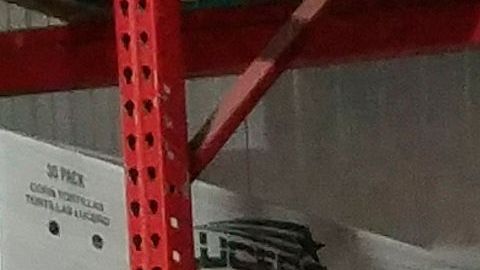 USA1703. NUEVA YORK (NY, EEUU), 19/05/2020.- El cónsul general de México en Nueva York, Jorge Islas (c), ayuda a un grupo de voluntarios a preparar las bolsas y canastas con alimentos este martes desde la empresa mexicana Lucero Produce, ubicada en un sector comercial en el sur de El Bronx en Nueva York. Alimentos mexicanos llegarán a partir de este martes a la mesa de miembros de esa comunidad impactados por la pandemia del coronavirus en Nueva York, Nueva Jersey y Connecticut en un esfuerzo conjunto del consulado, organizaciones comunitarias y el sector privado. EFE/Ruth E. Hernández