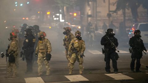 Agentes federales confrontan a manifestantes en Portland, Oregon.