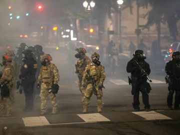 Agentes federales confrontan a manifestantes en Portland, Oregon.