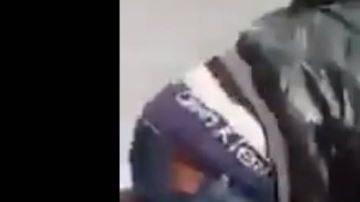 El hombre golpeó repetidamente a la mujer en la cabeza.