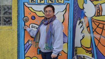 Estela Díaz recibe terapia en el centro BPNC en Chicago. (Belhú Sanabria / La Raza)