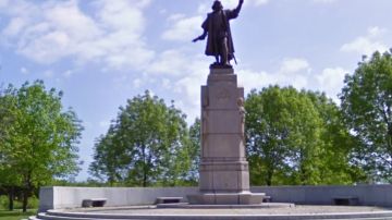 La estatua de Cristóbal Colón en el Parque Grant de Chicago fue retirada "temporalmente" por la Alcaldía.