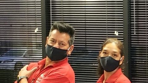 Martha Llamas, en el centro, fundadora de la empresa de limpieza M&R con parte de su equipo