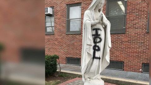 La estatua fue atacada con aerosol negro