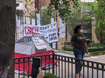 Manifestantes frente a la casa del gobernador de Illinois J.B. Pritzker en Chicago el pasado 30 de junio. Exigieron la cancelación de alquileres e hipotecas y el fin de la prohibición al control de alquileres en el contexto de la pandemia de covid-19. (Cortesía Coalición Lift the Ban)