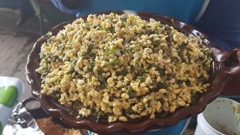 Cazuela de barro con escamoles (huevos de hormiga), preparados con hojas de menta. Santiago de Anaya, Hidalgo. México.