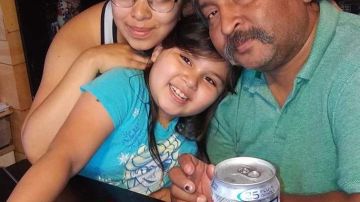 Luis Fuentes con sus hijas Samantha y Emily. (Cortesía Heidy Revolorio)