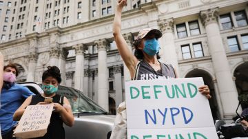Desde la semana pasada En un campamento en las afuera de City Hall, decenas de manifestante demandan que se hagan recortes en el presupuesto de la Policía.