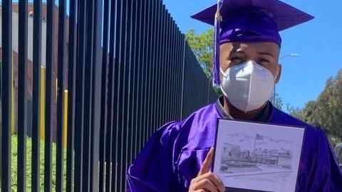 Lucas Ruiz, se graduó de la secundaria Cathedral.