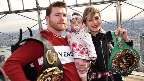 Canelo Álvarez con Fernanda Gómez y su hija María.