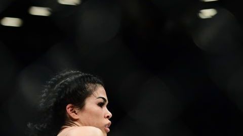 Rachael Ostovich lanzando una patada a Paige VanZant.
