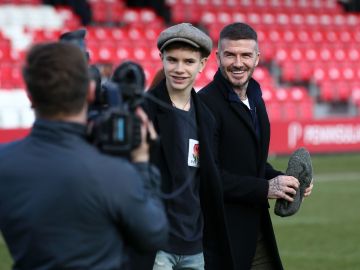 David Beckham al lado de su hijo Romeo.