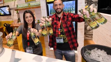 Coca-Cola lanzará una bebida con alcohol elaborada con agua mineral Topo Chico