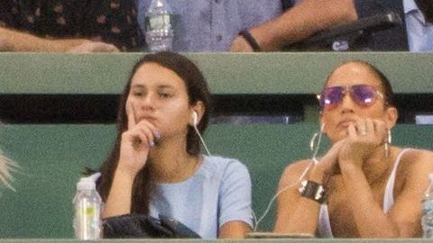 JLo (arriba-izq.) acompaña a A-Rod (abajo) a muchos juegos de béisbol.