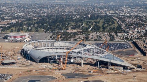 La parte final de la construcción del SoFi Stadium ha estado marcada por la muerte de dos trabajadores y un brote de coronavirus.