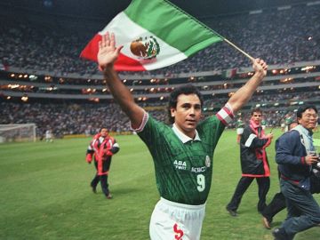 Hugo Sánchez en un partido con la Selección Mexicana.