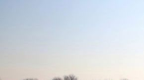 El impacto del primer misil contra el avión causó un incendio en la aeronave.