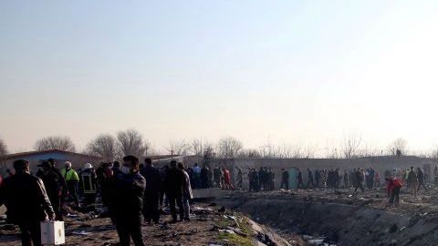 El impacto del primer misil contra el avión causó un incendio en la aeronave.