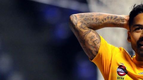 Javier Aquino en un partido con Tigres.