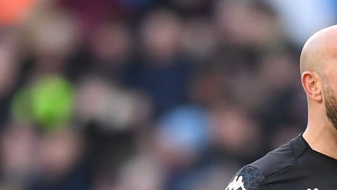 Pepe Reina en un partido con Aston Villa.