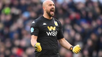 Pepe Reina en un partido con Aston Villa.