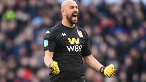 Pepe Reina en un partido con Aston Villa.