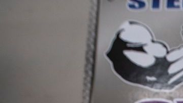 Un hombre haciendo ejercicio en un gimnasio con mascarilla.