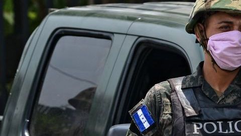 Han detenido a un centenar de hondureños por no usar mascarilla.